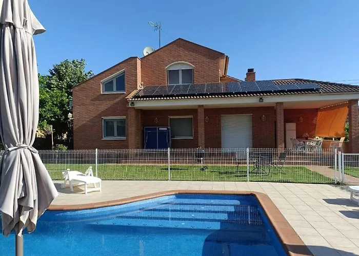 Casa Con Jardin Y Piscina Privada.