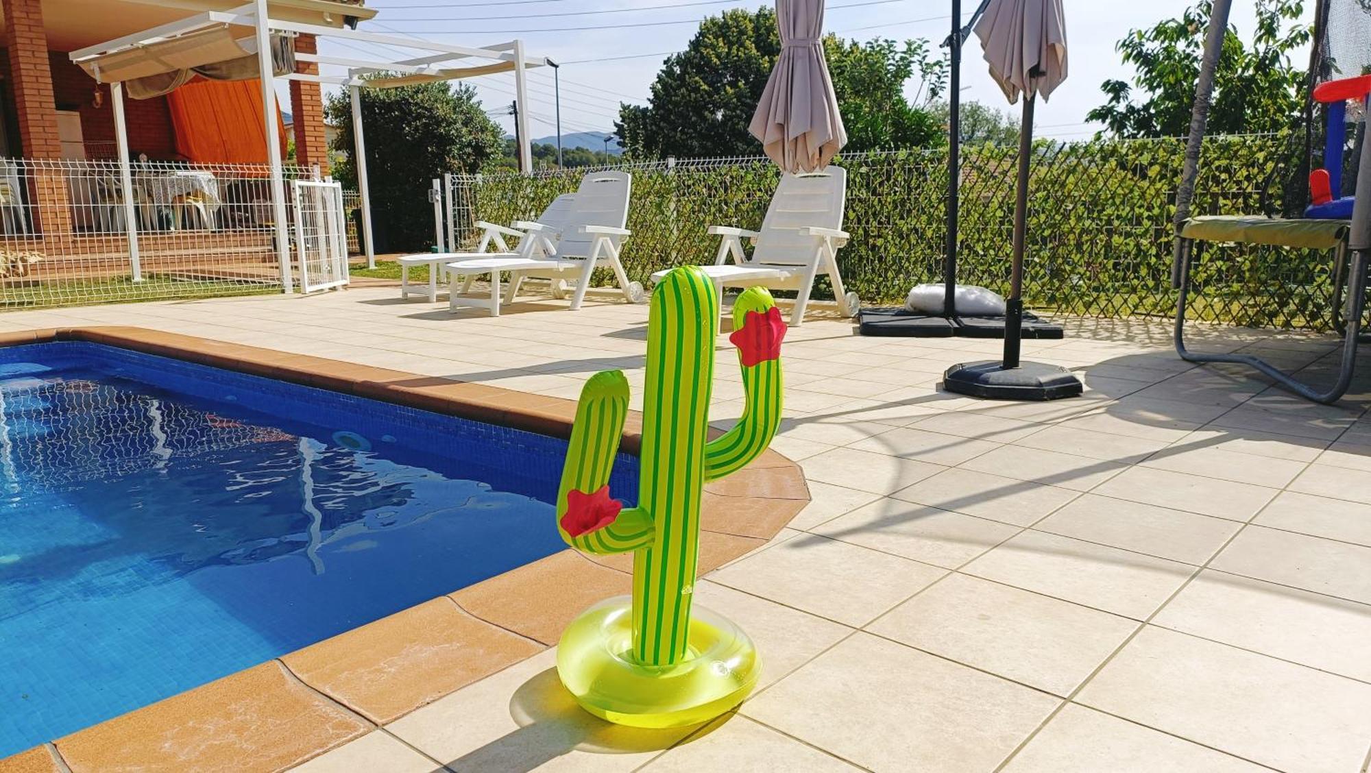 Casa Con Jardin Y Piscina Privada. Holiday home Santa Eulalia de Ronsana