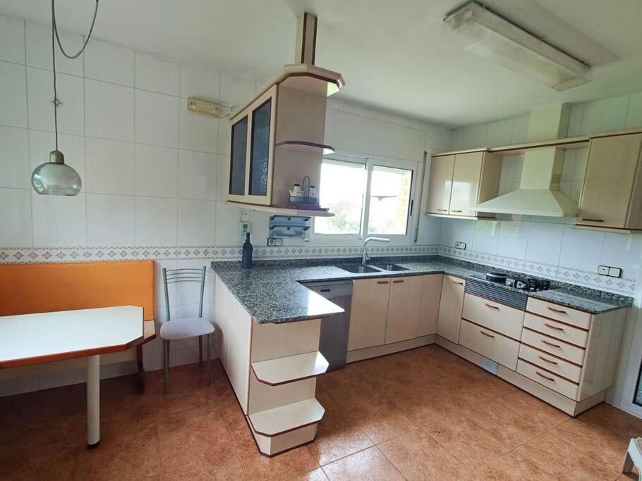 Casa Con Jardin Y Piscina Privada. *