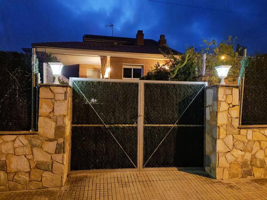 Casa Con Jardin Y Piscina Privada. *